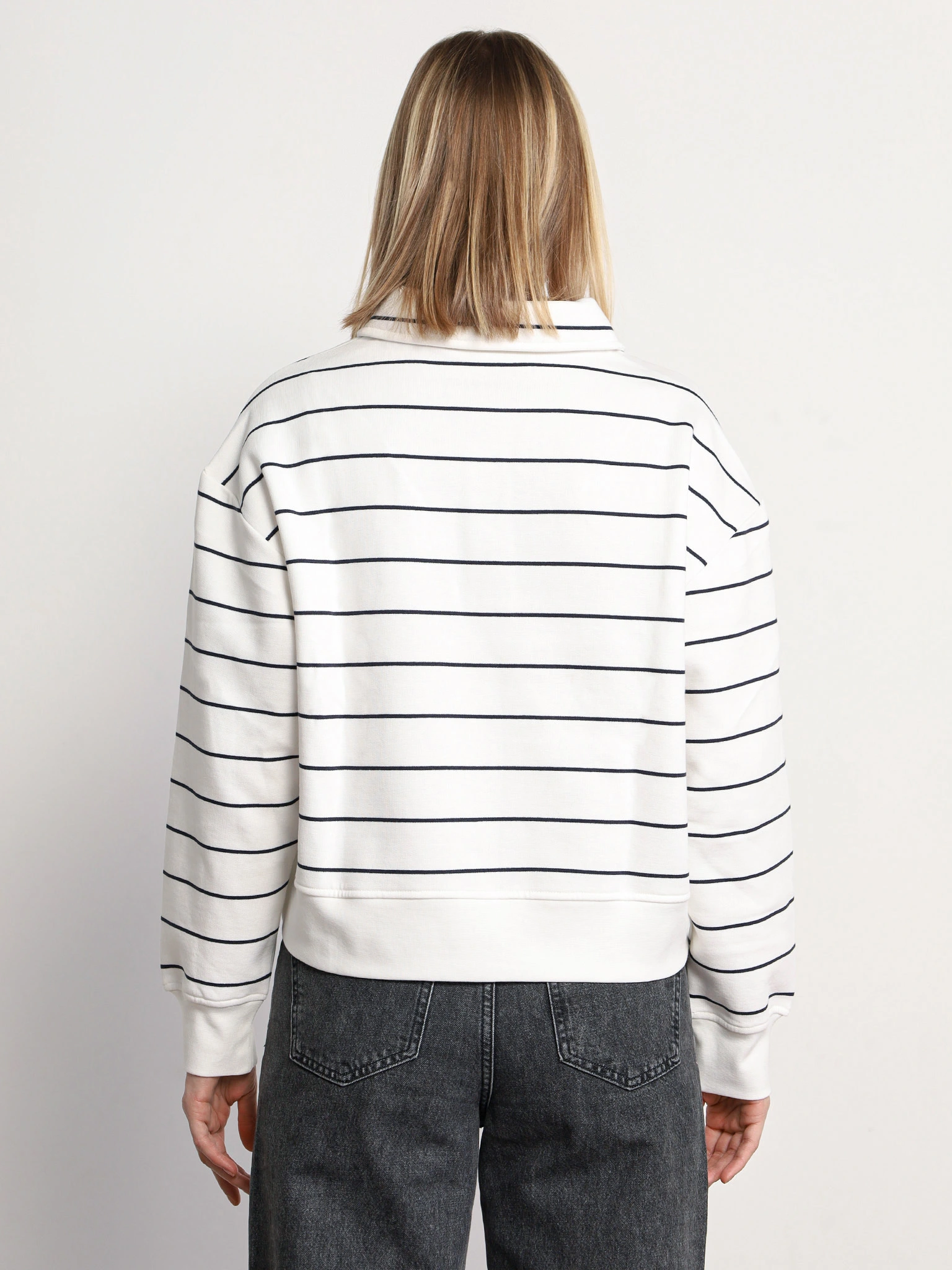 Толстовка укороченная в полоску белого цвета из хлопка